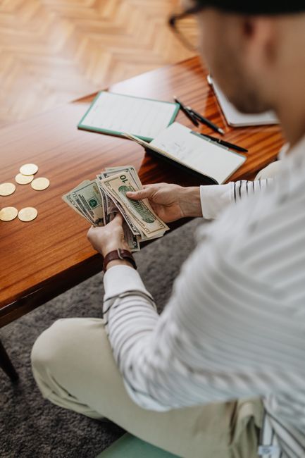 Monedas apiladas en columnas de distinta altura sobre fondo claro